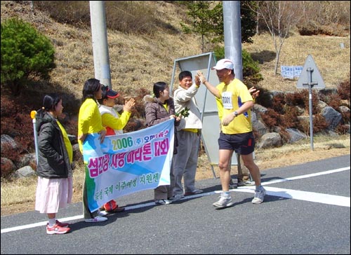 2006년 3월 26일 태안교 입구에서 선수들을 응원하는 외국가정 부부 